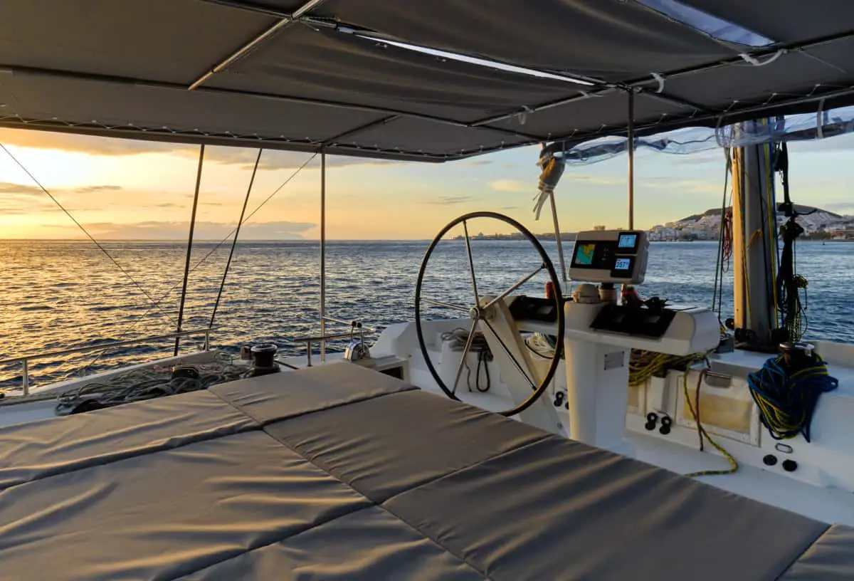 catamaran flybridge pros and cons